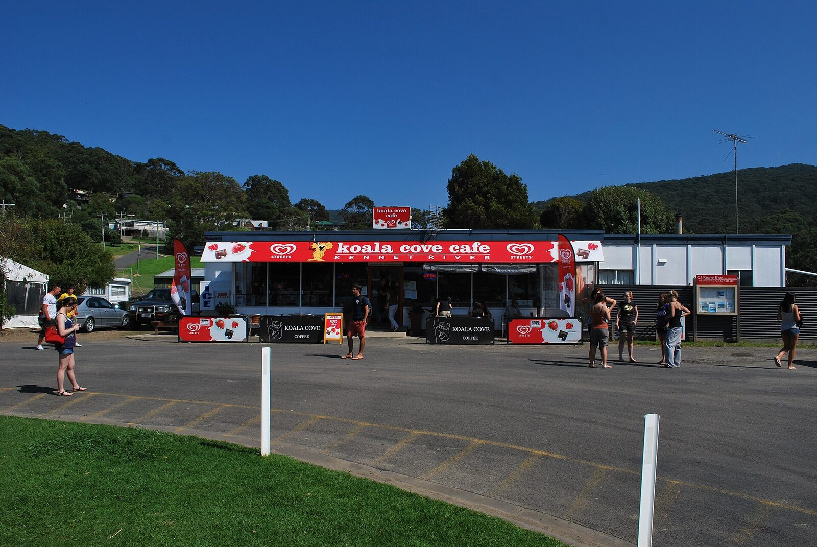 The general store and cafe on the Great Ocean Road at Kennett River.