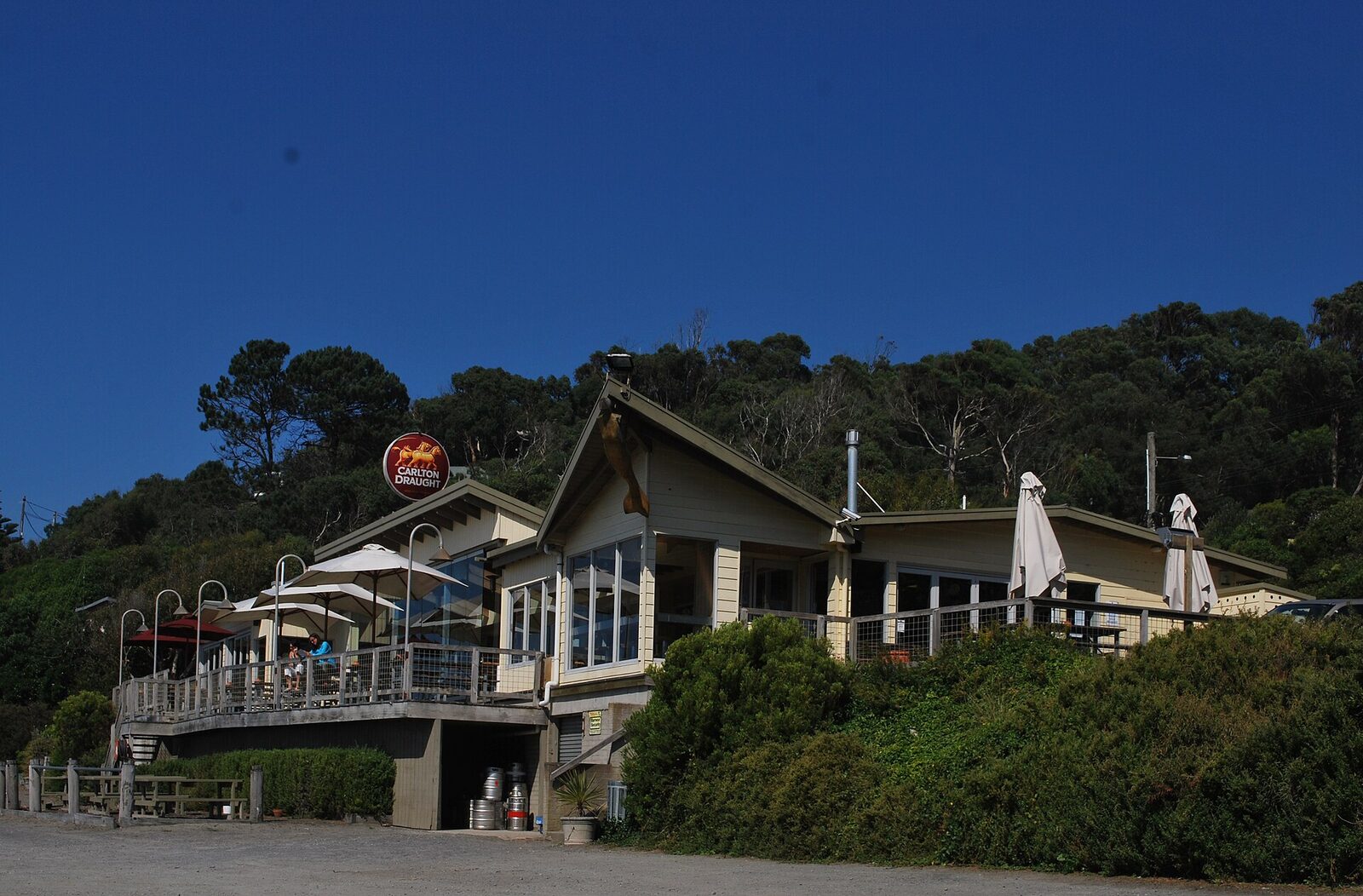 The Wye Beach Hotel above the beach at Wye River.